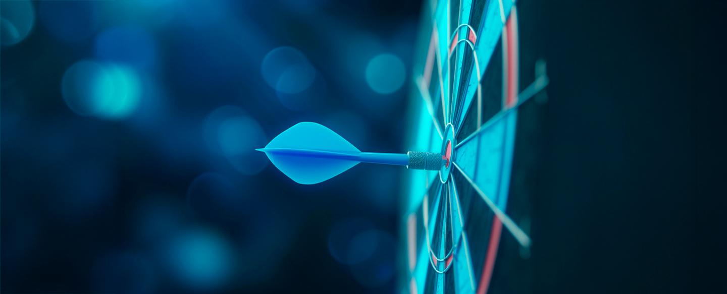 freccia blu che colpisce il centro della tavola da freccette