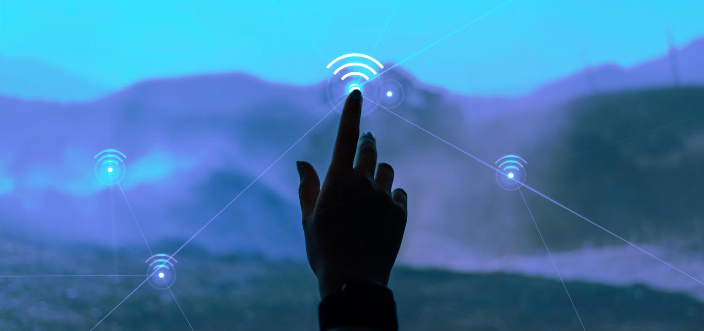 mano che tocca con indice uno screen digitale 