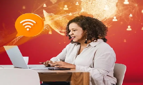 donna che lavora con il computer