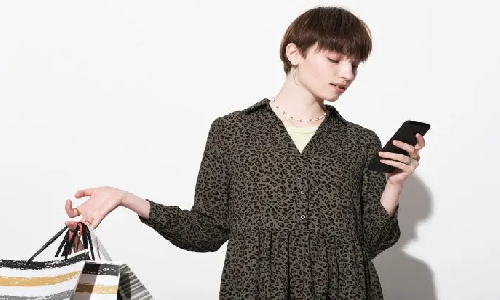 una donna che fa shopping online