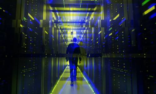 uomo che cammina nell'informatica