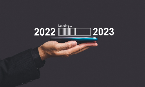 Un uomo tiene sulla mano una barra che segna il caricamento dell'anno 2023