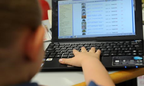 un bambino che utilizza i social dal computer