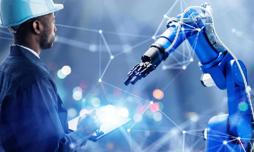 Uomo che lavora con robot