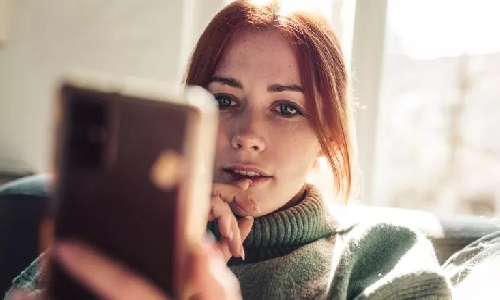 una donna parla con l'assistenza via chat