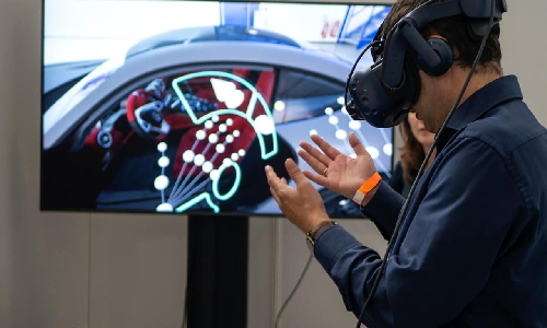 uomo indossa occhiali tecnologici