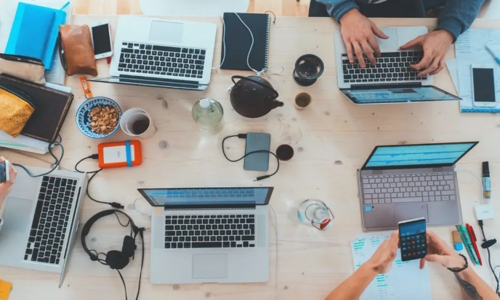 notebook su una scrivania