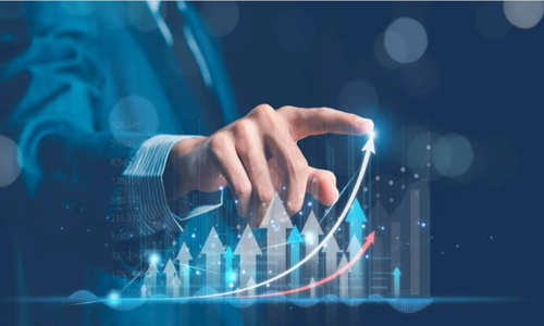 uomo che tocca con il dito le frecce digitali