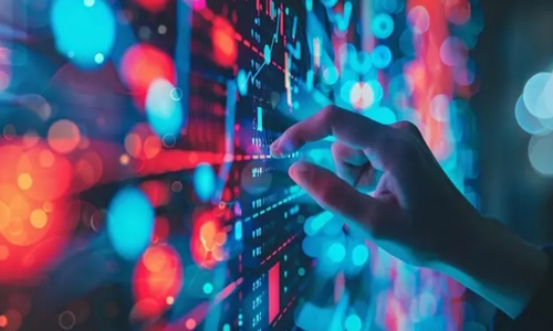 mano che tocca schermo digitale